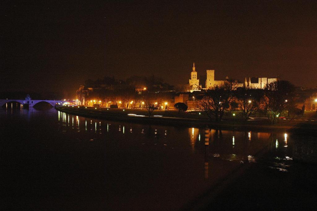Hotel Les Corps Saints Avignon Bagian luar foto